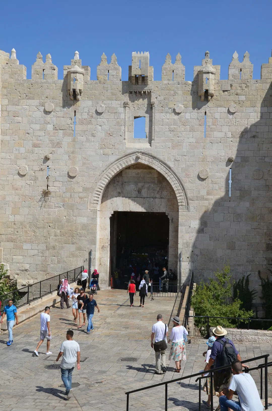 a-group-of-people-walking-into-a-castle-jzt3i7-ubq4
