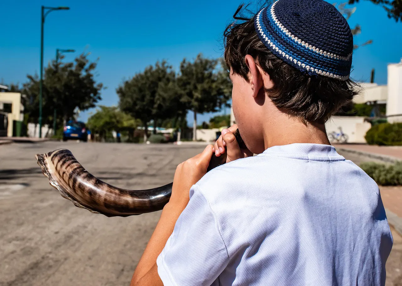 shofar, kid, jewish new year, jewish, rosh hashanah, culture, holiday, tradition, jewish culture, jewish tradition, street, outdoors, shofar, shofar, shofar, shofar, shofar
